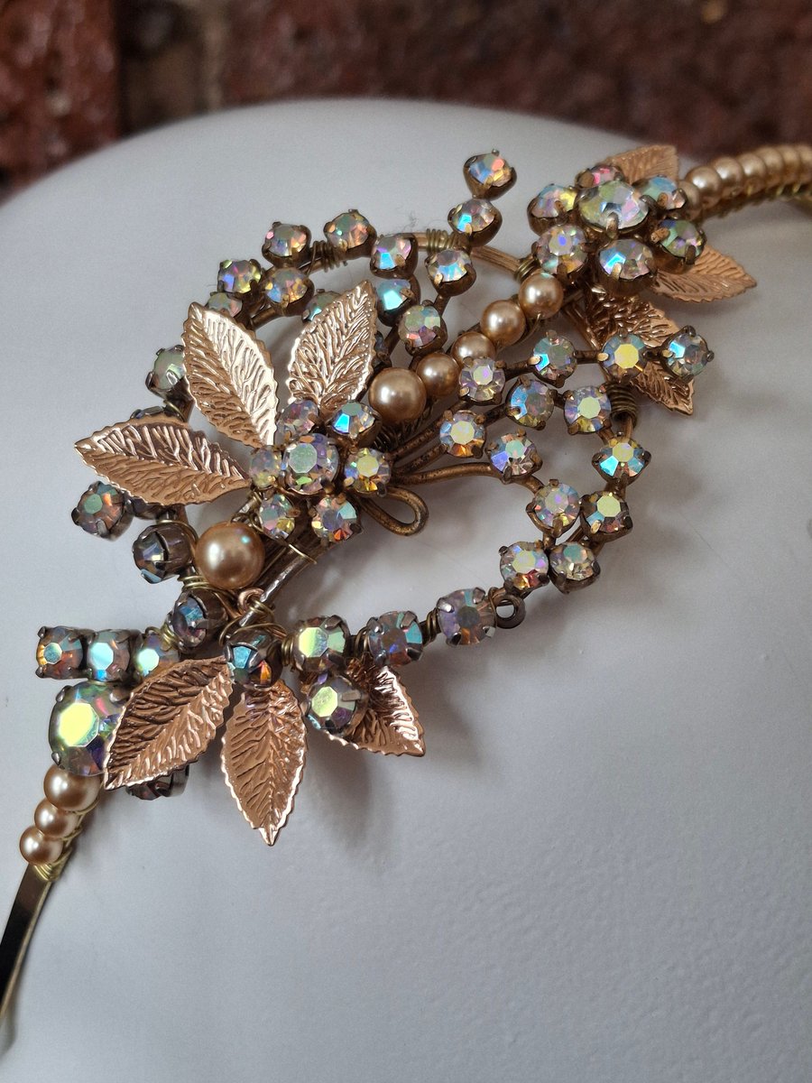 I've been really enjoying working with vintage components and making a series of one-off pieces.

This is my latest headband: vintage gold-tone and ab crystal components that I've paired with gold-tone leaves and gold Swarovski pearls.

One only: ko-fi.com/s/0c1b4f9253