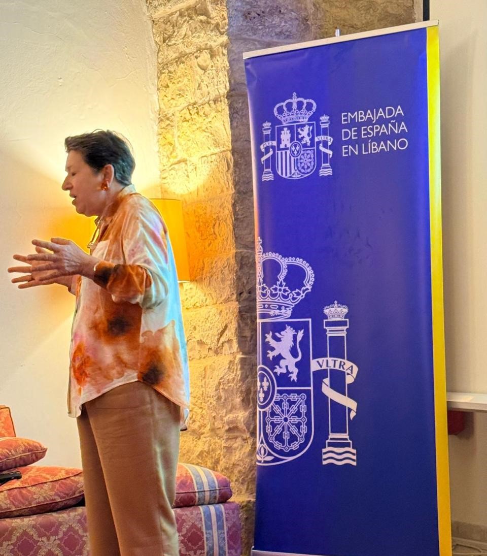 EmbEspanaLibano's tweet photo. ✨El 19 de septiembre, la @EmbEspanaLibano  organizó la visita de la escritora 🇪🇸 @LauraFreixas:📚Encuentro con estudiantes en la Univ. Libanesa – Centro de Lenguas y Traducción
🏛️Veladas literarias en el Palacio Chehab
Un espacio de diálogo sobre cultura, igualdad y maternidad✒️ https://t.co/nRyF2WD976