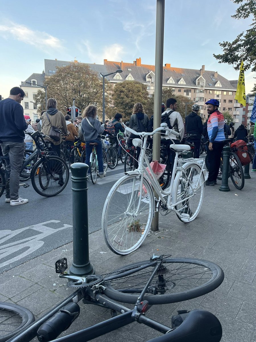 CritMassBrussel's tweet image. Un des temps forts vendredi soir, c’était le passage à côté du ghost bike installé à Etterbeek en mémoire de Jaymeen Patel, décédé le 10 septembre 2025 après avoir été fauché par un camion.
🚲🕯️
1/6