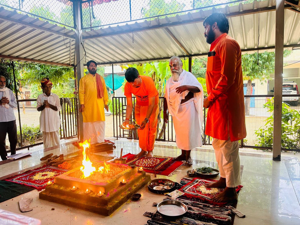 भुक्तिमुक्तिकारिणी भक्तकष्टनिवारिणी।
भव सागर तारिणी सिद्धिदात्री नमोअस्तुते॥

महानवमी पर धानोता स्थित पूर्णिमा गौशाला में संत श्री राम बिहारी दास जी महाराज के सानिध्य में मां अम्बा स्वरूपा मां सिद्धिदात्री की पूजा की और यज्ञ कर माता रानी से सभी के मंगल और स्वस्थ जीवन की कामना की