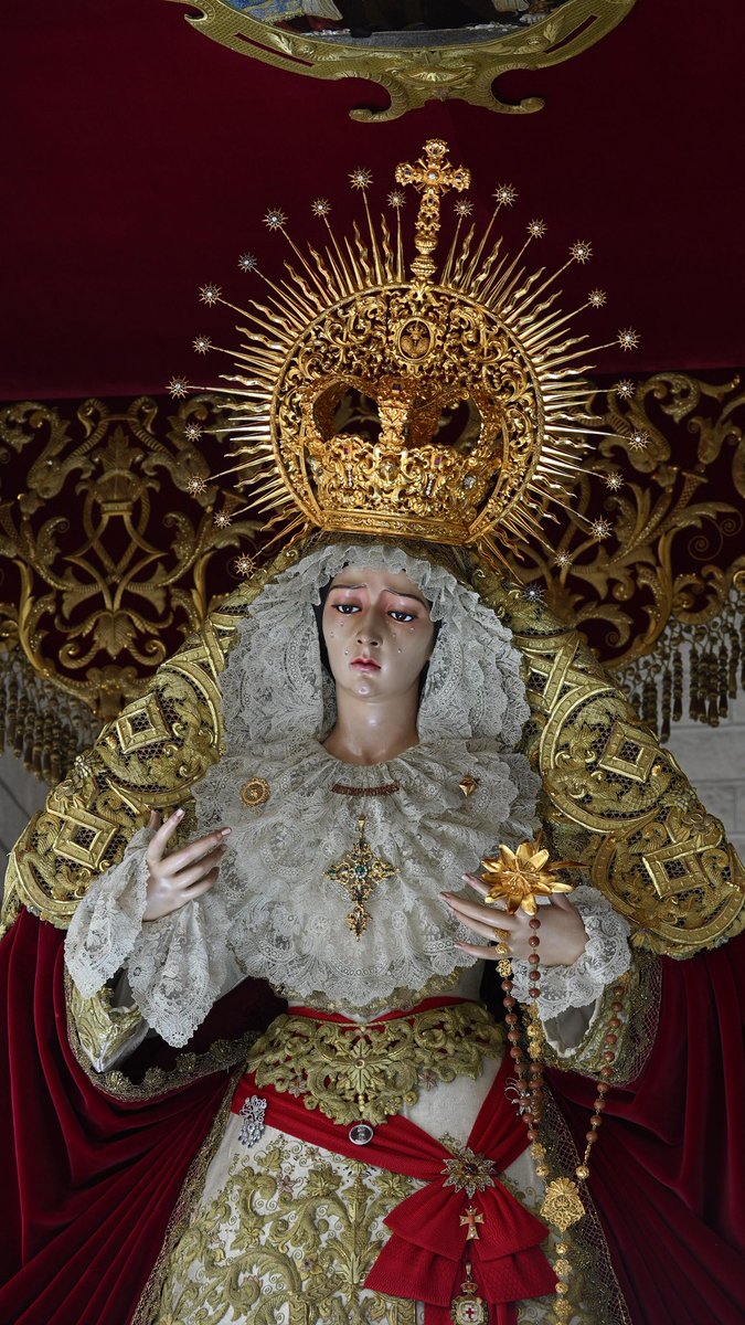 🧵 Luce la saya bordada por Fernández y Enríquez para su bendición en el año 2000, así como puños de encaje de bruselas. La presea de Reina obra de Ramón León que junto a la flor de la pasión forman sus atributos tradicionales 

#Desamparados #XXVAñosDesamparados #Almeria