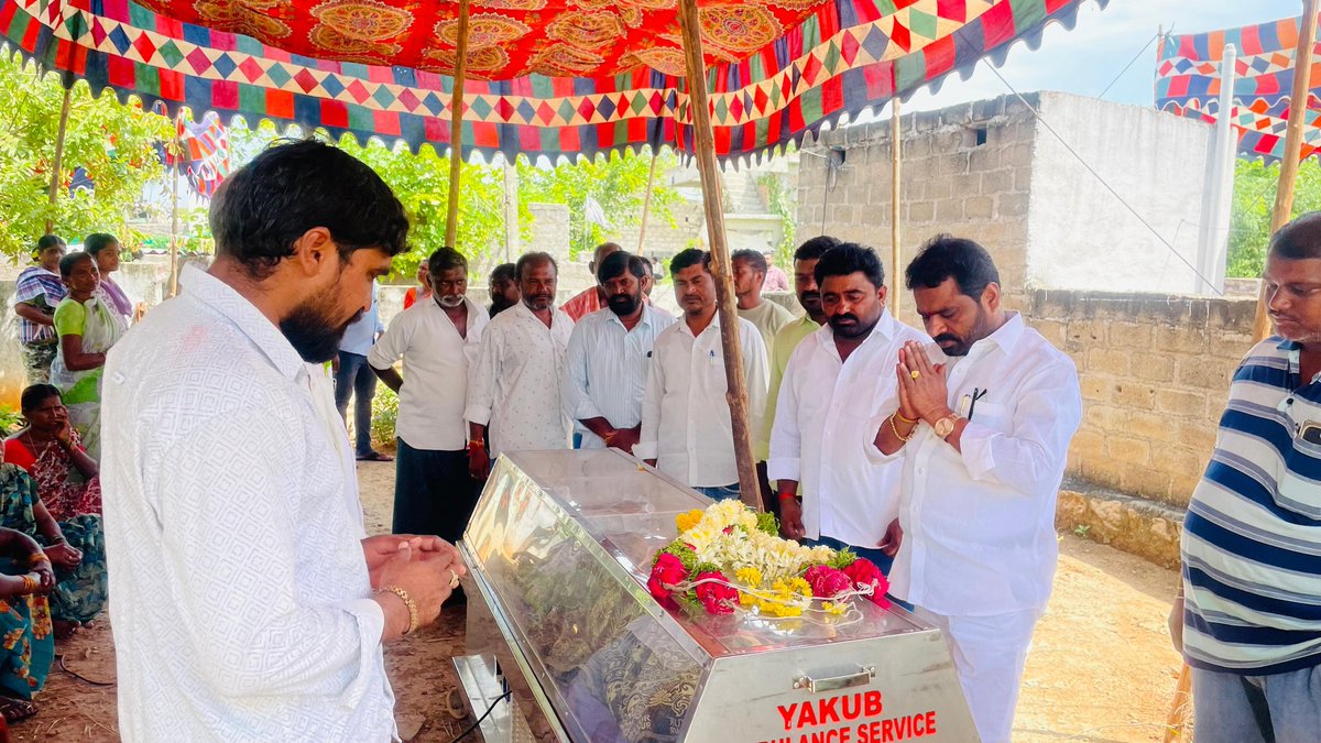 సూర్యాపేట మండల పరిధిలోని ఇమాంపేట గ్రామంలో దాసరి రాములమ్మ గారు అనారోగ్యంతో మరణించిన విషయం తెలుసుకొని వెళ్లి ఆమె పార్దివ దేహానికి పూల మాల వేసి నివాళులు అర్పించిన తెలంగాణ రాజ్యాధికార పార్టి రాష్ట్ర ప్రధాన కార్యదర్శి వట్టె జానయ్య యాదవ్ గారు

#vattejanaiahyadavofficial #trpparty