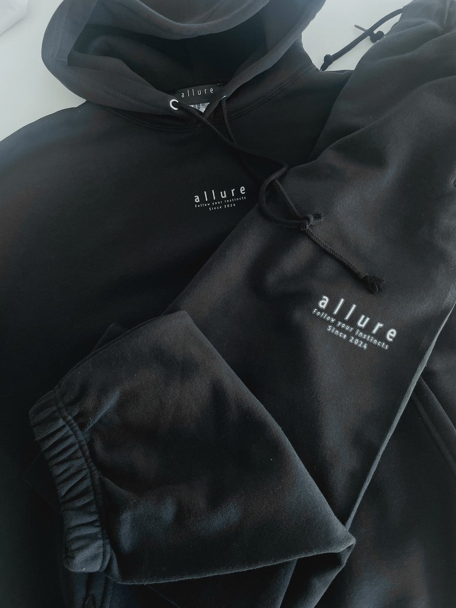 肌寒くなりパーカーやスウェットパンツを履く季節になりました。パーカーは裏起毛、スウェットパンツは裏パイル。
オーバーシルエットで可愛い😍
ただいまセール中！
#allure
kenbou0121.base.shop/items/92246650