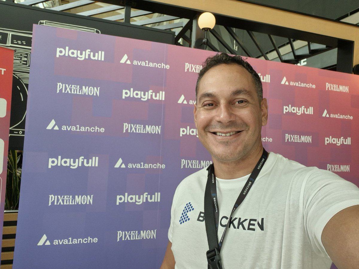 Manu7262's tweet image. Here at Token2049 🇸🇬 side event with @avax @Pixelmon @playfull