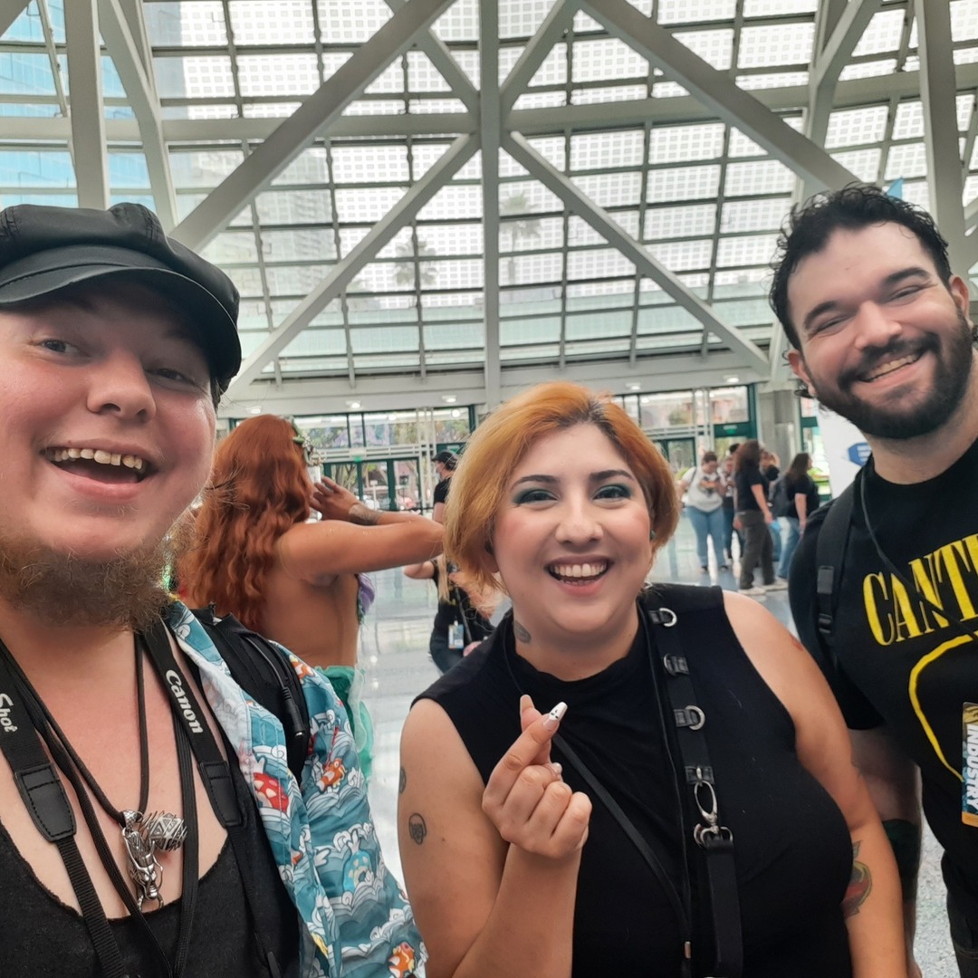 A special shout-out to some special friends! It was a pleasure seeing you all at con! andie_strange, I tried tagging you, Insta doesn't want to cooperate, but love you all the same! instagr.am/p/DPQftVelRZe/