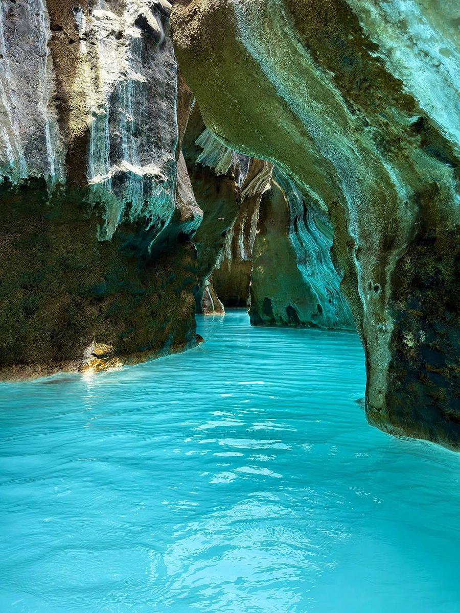 ExperienceOman's tweet image. 📍 From the heart of #Rustaq… waters hiding between the rocks, and beauty lies among the mountains 🏞✨

💭 Can you guess the name of this stunning destination?
 
 Insta: 📸 Nasser Hamed

#Oman
#OmanByYou
#ExperienceOman
#BeautyHasAnAddress