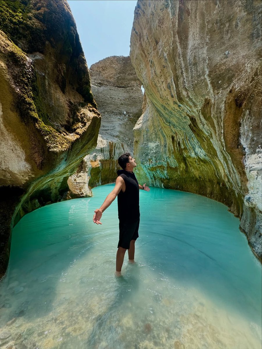 ExperienceOman's tweet image. 📍 From the heart of #Rustaq… waters hiding between the rocks, and beauty lies among the mountains 🏞✨

💭 Can you guess the name of this stunning destination?
 
 Insta: 📸 Nasser Hamed

#Oman
#OmanByYou
#ExperienceOman
#BeautyHasAnAddress