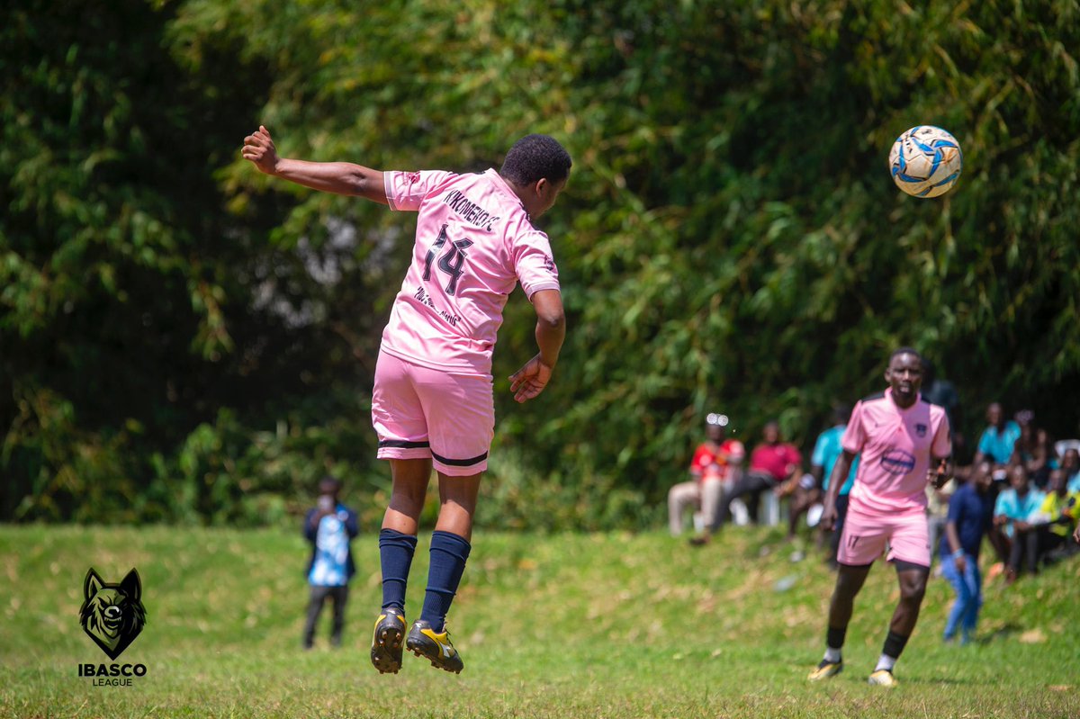 IbascoLeague's tweet photo. This season is not for the faint-hearted! 😂 A newcomer already squaring up with an elder like rent is due! ⚽🔥 And if you still doubt this season is different, just check this ‘story-telling link’ 👉 
https://t.co/Vruj2T8UqK
#ibascoLeagueSn3. https://t.co/nkCBfKDGvQ