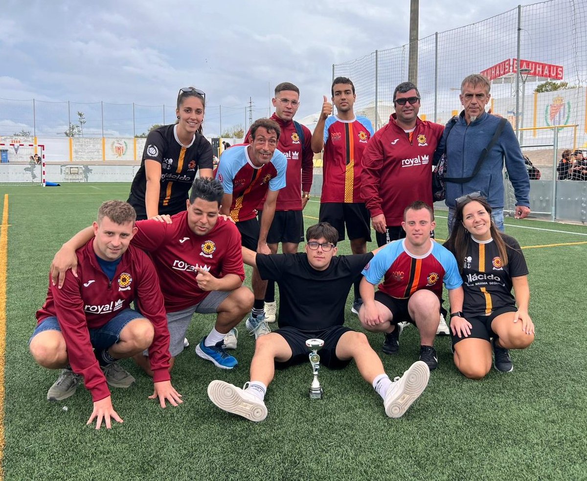 🔴🔵 Tarraco-Solc/

🔛 Aquest cap de setmana vam participar del XXIX Campionat de Catalunya futbol 5. Va ser una jornada molt satisfactòria on els nostres futbolistes van gaudir de bon futbol i ens va servir de preparació per afrontar a més ganes la temporada.

#somhiTarraco