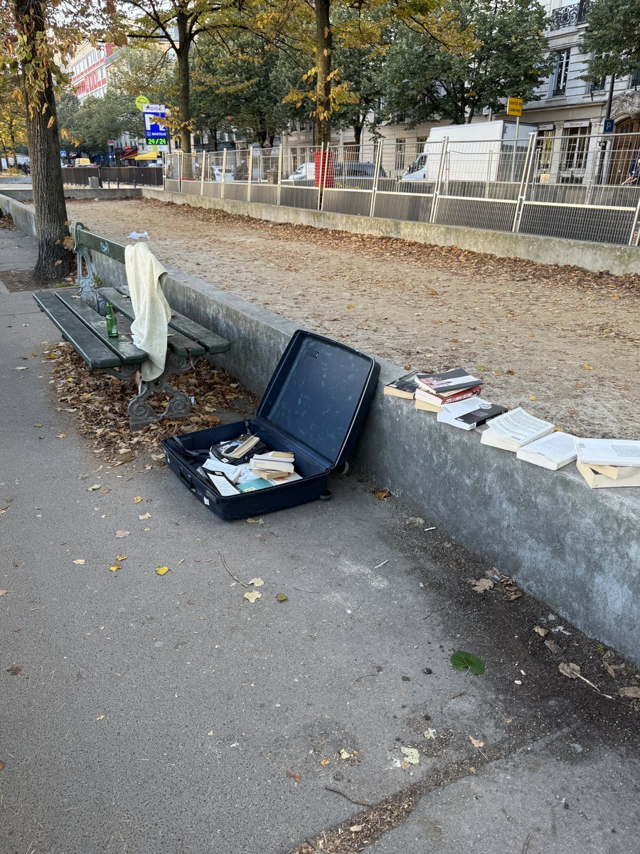 LePeupleDesMots's tweet photo. Incroyable image prise avant d’arriver à #Bastille en #photo ce matin : une #valise ouverte, pleine de #livres, et personnes, comme si c’était la fin du #voyage pour un être et le début de plein d’autres à travers les livres… https://t.co/4V7UvUun0t