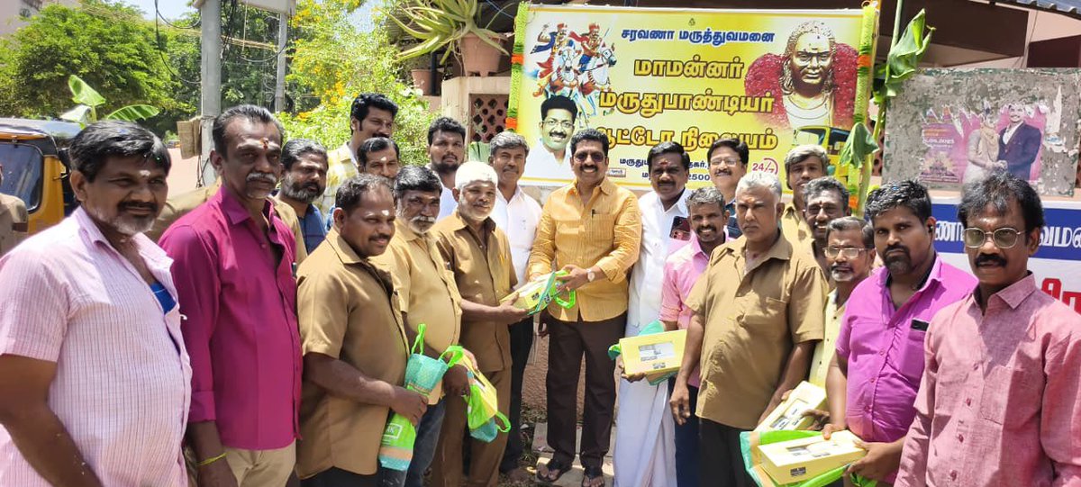 DrPSaravananMD's tweet image. இன்று ஆயுத பூஜை மற்றும் சரஸ்வதி பூஜையை முன்னிட்டு எங்களது மருத்துவமனை அருகில் உள்ள ஆட்டோ ஓட்டுநர்கள் நடத்திய விழாவில் கலந்துகொண்டு ஆட்டோ ஓட்டுநர்களுக்கு புத்தாடைகள் வழங்கி பூஜையில் கலந்து கொண்டேன்.