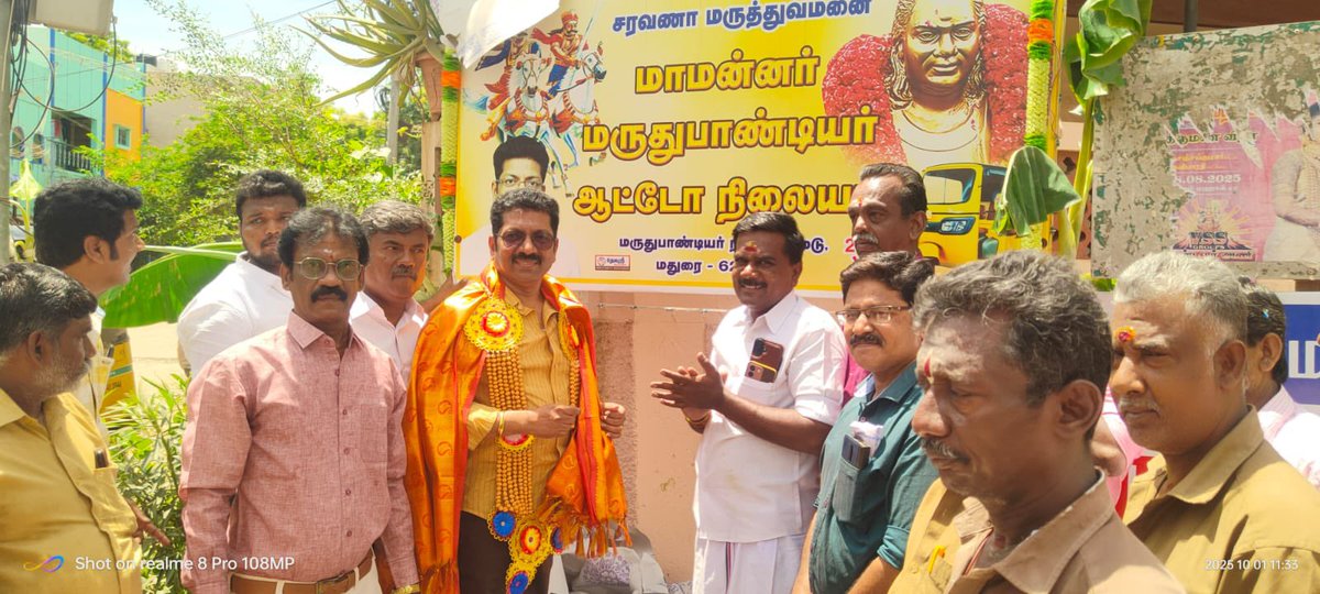 DrPSaravananMD's tweet image. இன்று ஆயுத பூஜை மற்றும் சரஸ்வதி பூஜையை முன்னிட்டு எங்களது மருத்துவமனை அருகில் உள்ள ஆட்டோ ஓட்டுநர்கள் நடத்திய விழாவில் கலந்துகொண்டு ஆட்டோ ஓட்டுநர்களுக்கு புத்தாடைகள் வழங்கி பூஜையில் கலந்து கொண்டேன்.