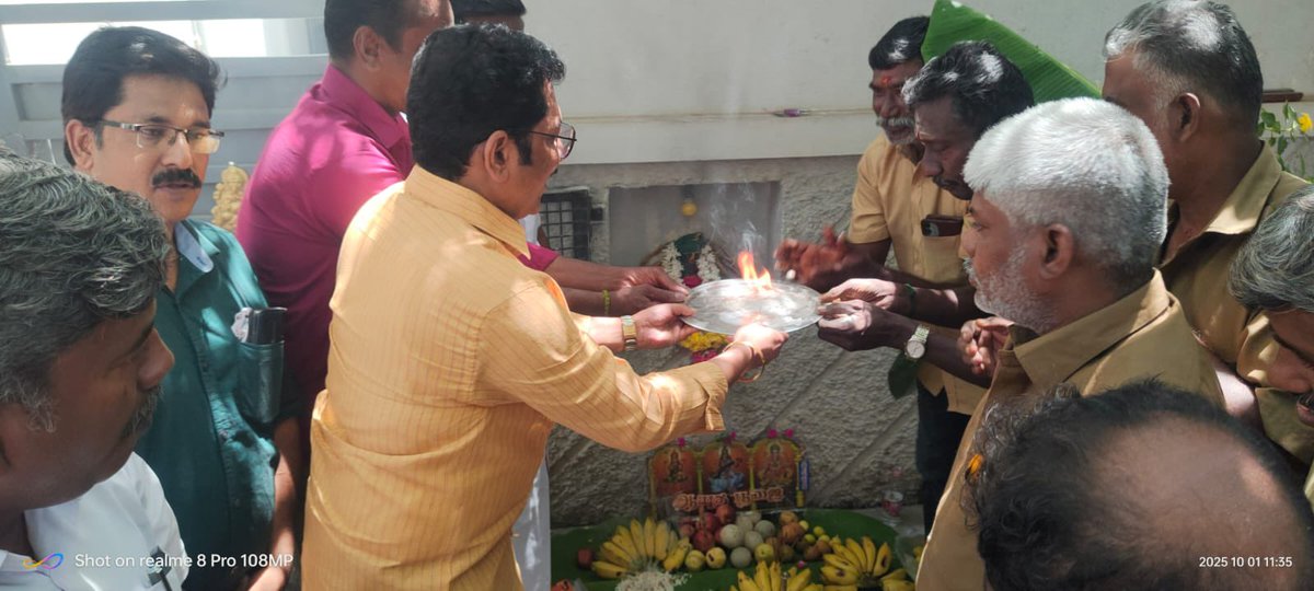 DrPSaravananMD's tweet image. இன்று ஆயுத பூஜை மற்றும் சரஸ்வதி பூஜையை முன்னிட்டு எங்களது மருத்துவமனை அருகில் உள்ள ஆட்டோ ஓட்டுநர்கள் நடத்திய விழாவில் கலந்துகொண்டு ஆட்டோ ஓட்டுநர்களுக்கு புத்தாடைகள் வழங்கி பூஜையில் கலந்து கொண்டேன்.