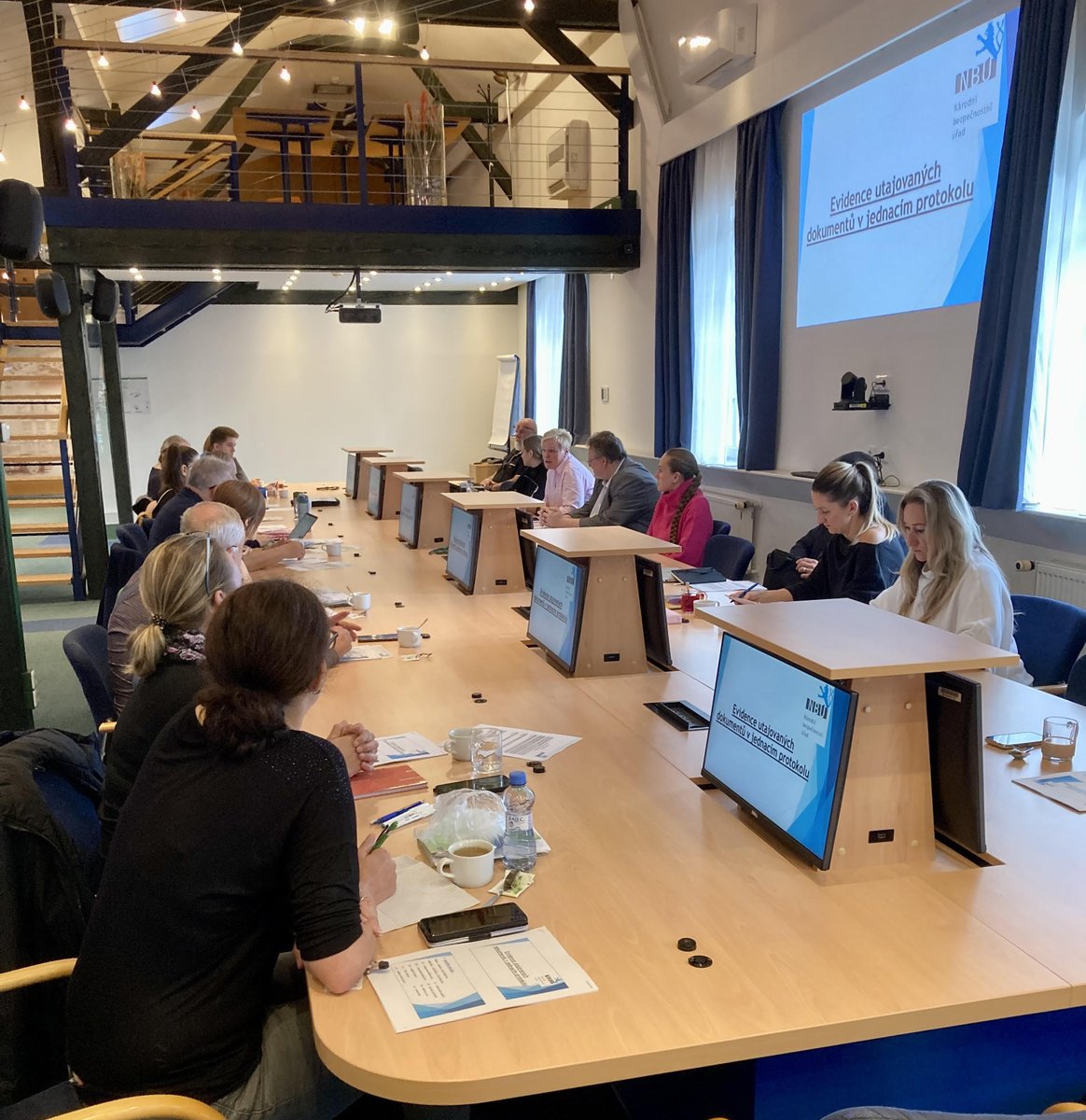 🧑‍🎓Zahájili jsme podzimní sezónu workshopů a seminářů NBÚ  

Všechno jsme odstartovali workshopem na téma Evidence utajovaných dokumentů v jednacím protokolu. V příštích týdnech společně probereme i další témata a pokud jste se ještě nepřihlásili, stále nám zbývá pár míst.