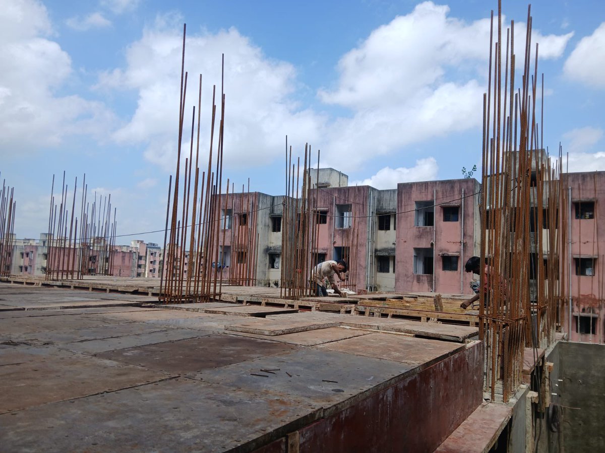 vmc_affordable's tweet photo. પ્રધાનમંત્રી આવાસ યોજના અંતર્ગત અટલાદરા રે. સ.નં- ૫૮૫ ખાતે નવિન બનનાર ૧૯૦૦ આવાસોના કામે બ્લોક-૧૦ માં બીજા માળે સ્લેબ/બીમના  ફોમવર્ક લગાવવાની કામગીરી ચાલી રહેલ છે. https://t.co/mwja8iAhCY
