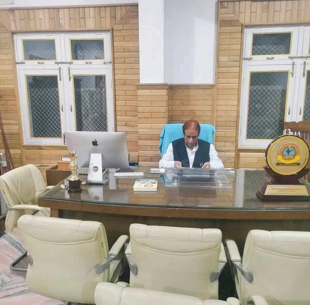 खादिम हाजिर है - मोहम्मद अली जौहर यूनिवर्सिटी।

आज़म ख़ान साहब, अल्लाह आपको सलामत रखें।