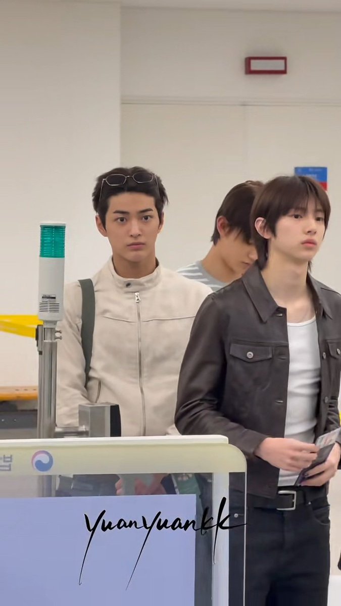 freakin___'s tweet image. 쭈훊이가 바라보면 입꼬리 바로 끌어올리는 게 좋음
😐→😐❗→🙂→😐