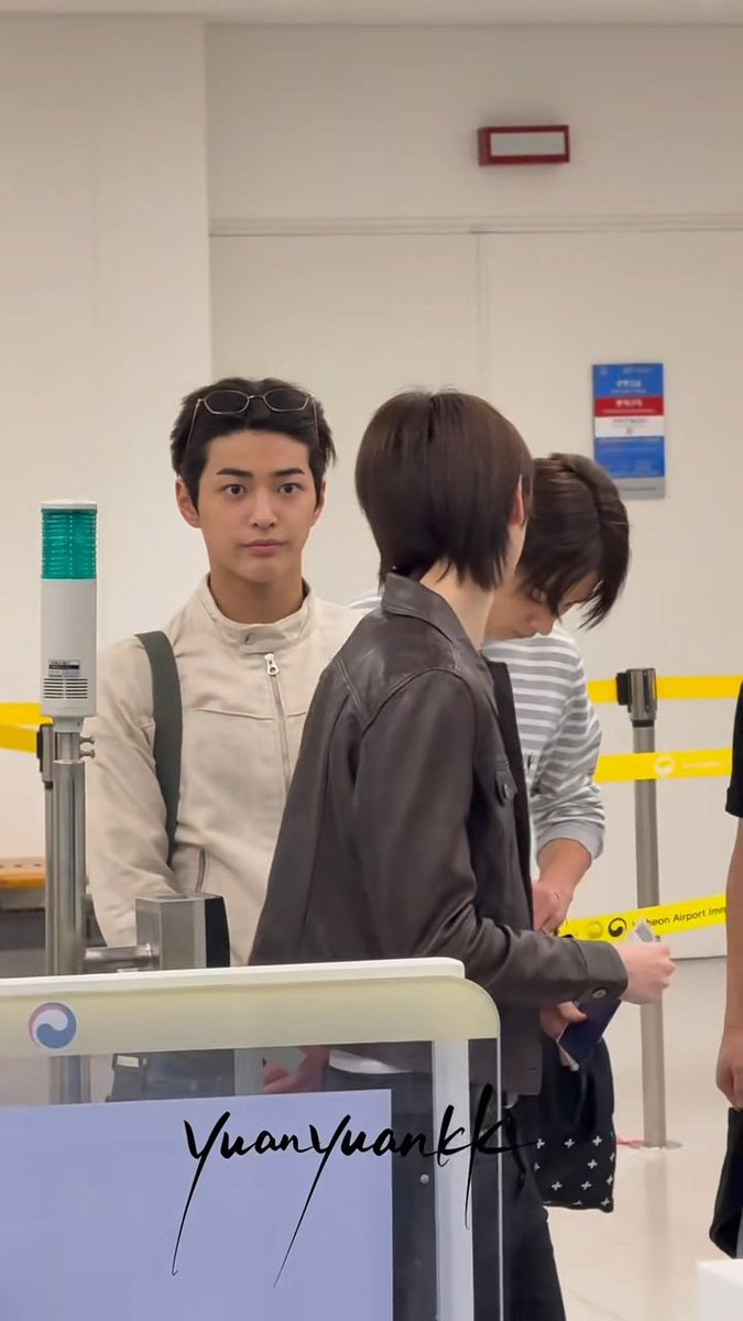 freakin___'s tweet image. 쭈훊이가 바라보면 입꼬리 바로 끌어올리는 게 좋음
😐→😐❗→🙂→😐