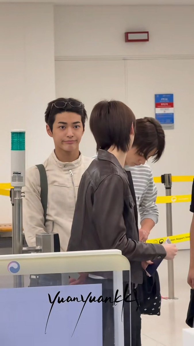 freakin___'s tweet image. 쭈훊이가 바라보면 입꼬리 바로 끌어올리는 게 좋음
😐→😐❗→🙂→😐