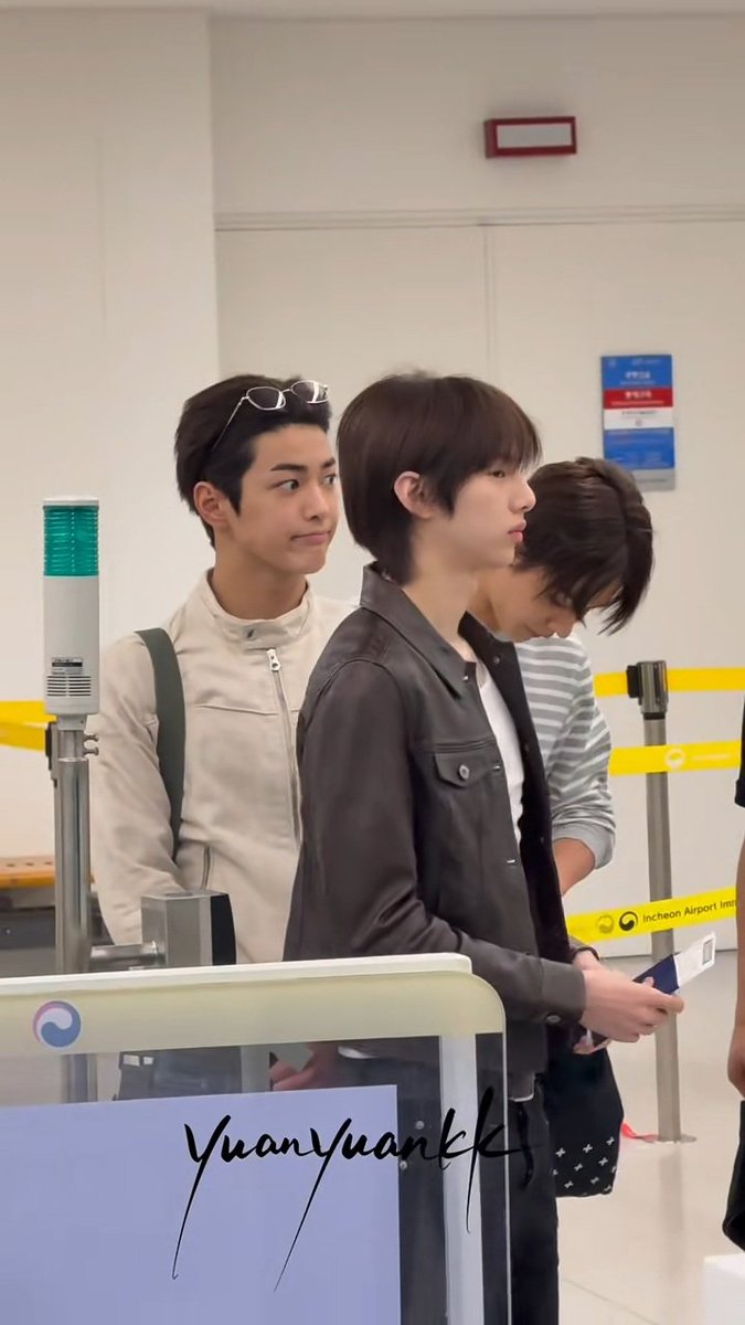 freakin___'s tweet image. 쭈훊이가 바라보면 입꼬리 바로 끌어올리는 게 좋음
😐→😐❗→🙂→😐