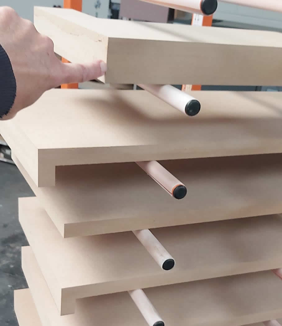 Jude1159432's tweet image. Here's a unique routered end panel design we have developed,  to go with a Halsted and Ward Handleless Kitchen currently in production, using 50mm MDF panels. #handlelesskitchen #germankitchen #finsa