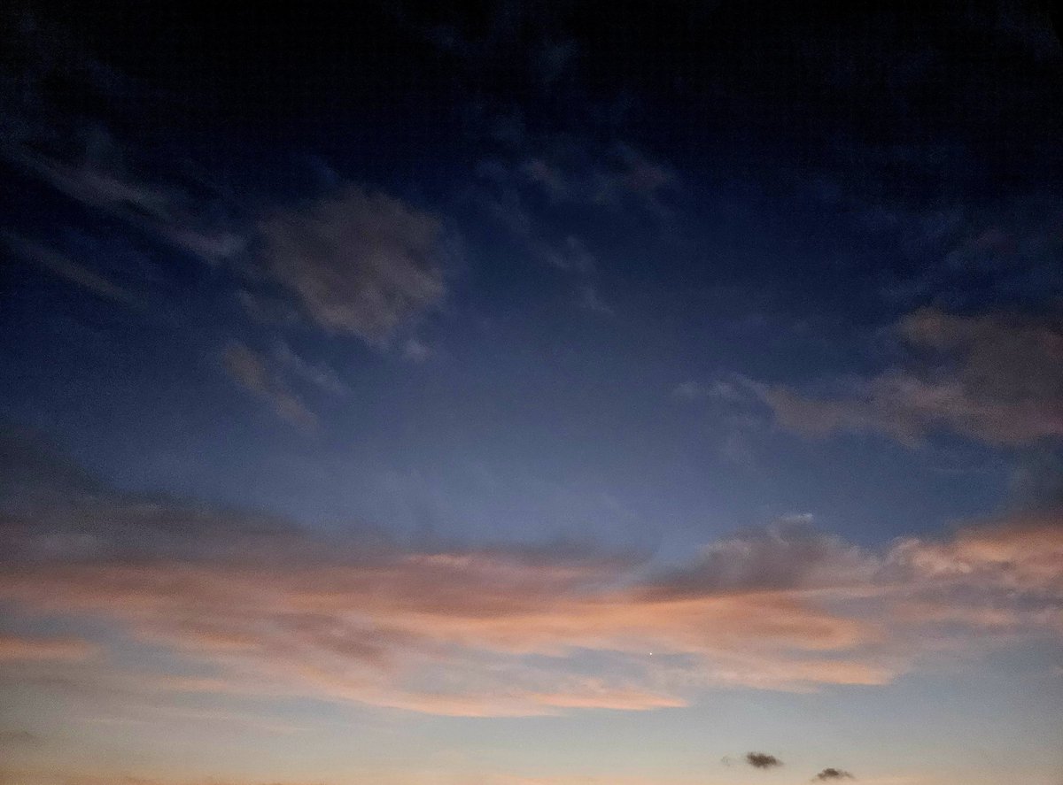 ¡Buenos días de miércoles!

¿Veis eso? Un amanecer con nubes siempre es más hermoso.

- Y tener orientación sur-este, sin construcciones delante. 
- También. 

¡Café (con vistas) y ale-hop!