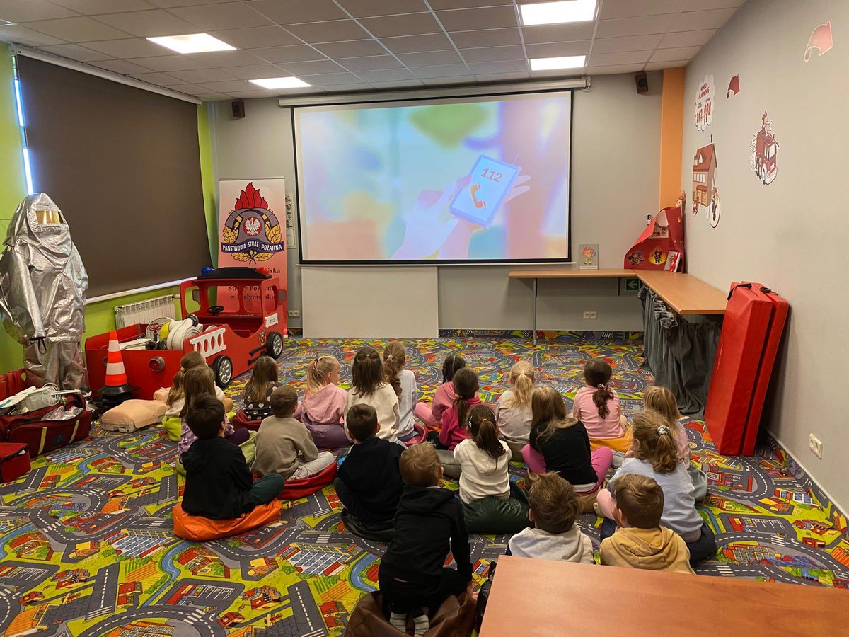 Salę edukacyjną Ognik 🔥w JRG nr 4 <a href="/KMPSPBialystok/">KM PSP Białystok</a> odwiedziły 🧒👧🧒 z Przedszkola Samorządowego nr 4 z Białegostoku. Podczas wizyty dzieci dowiedziały się o najważniejszych zasadach bezpieczeństwa.
Dziękujemy za wizytę 😊
📸 ogn. Radosław Rybołowicz