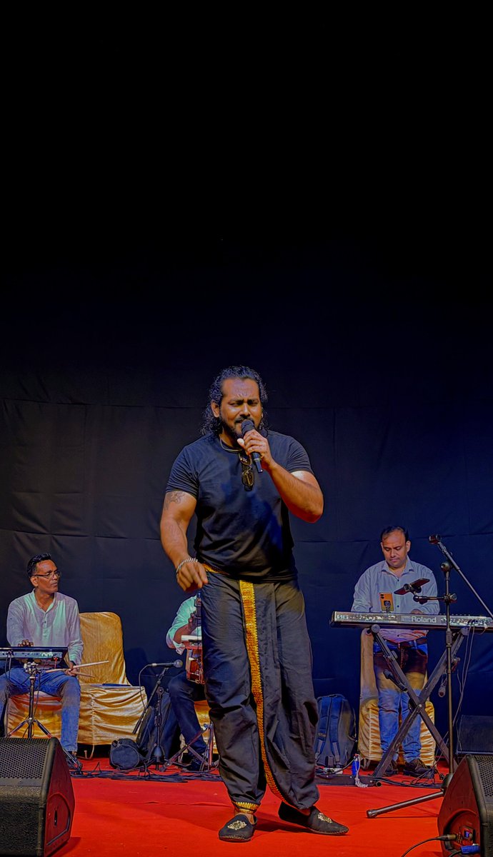 mallarkarmakar_'s tweet image. Asthami 🌸 
When music turns into presence, the stage turns sacred

#LivePerformance #StageVibes #SoulfulMusic #RhythmAndSoul #MusicIsLife #LiveOnStage #MusicalJourney #PowerOfMusic #mallarkarmakarlive
                 instagram.com/share/p/BAPMZZ…