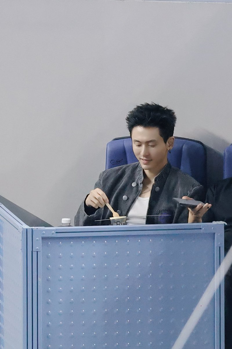 ehsally1's tweet image. 250930 网瘾少女

#ZhangZhehan #ZhangZhehan张哲瀚 #张哲瀚 #張哲瀚 #ZZH
#チャンジャーハン #장철한 #จางเจ๋อฮั่น #PrimordialTheatre #ZhangZheHanBangkokConcert
#张哲瀚泰国演唱会
#洪荒剧场 #TheRealZhangZhehan
#zhangsanjian
#张三坚