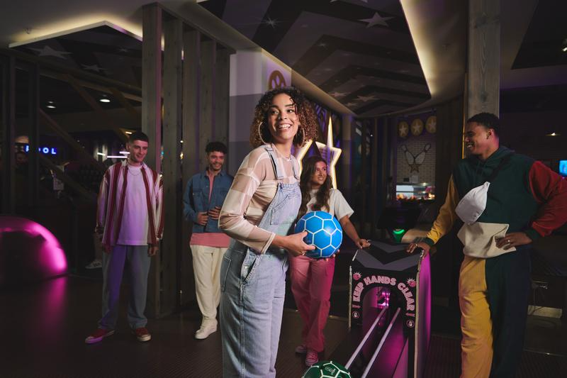As the weather turns colder, it’s the perfect time to swap outdoor plans for strikes, spares and plenty of laughs at Hollywood Bowl! 🎳 

Gather your family and friends and enjoy a cosy day of fun together.