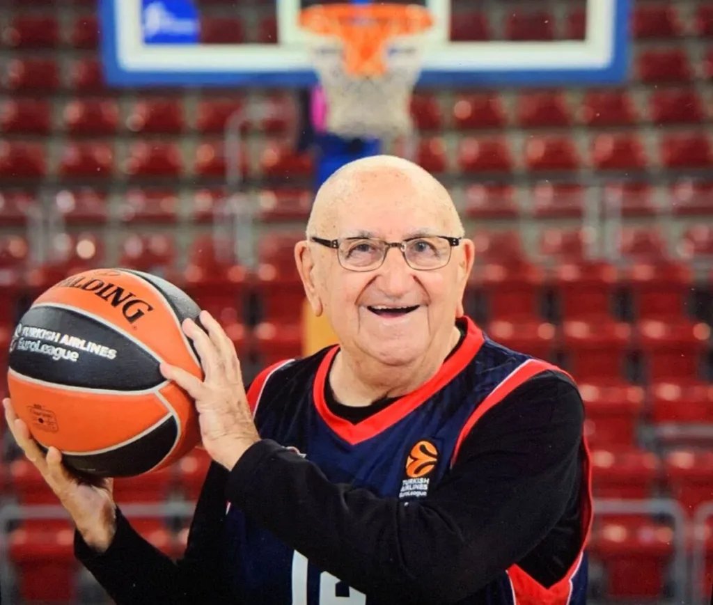 Ayer se guardó 1 minuto de silencio en el Buesa en memoria de 2 personas. No por Xabier Añúa.
Quiero pensar que <a href="/Baskonia/">Baskonia</a> está preparando algo único y especial para él. 
Si no es así, yo que soy de poco pedir, pido que demos la tabarra fuertecito al Club. Empezando por RT masivo.