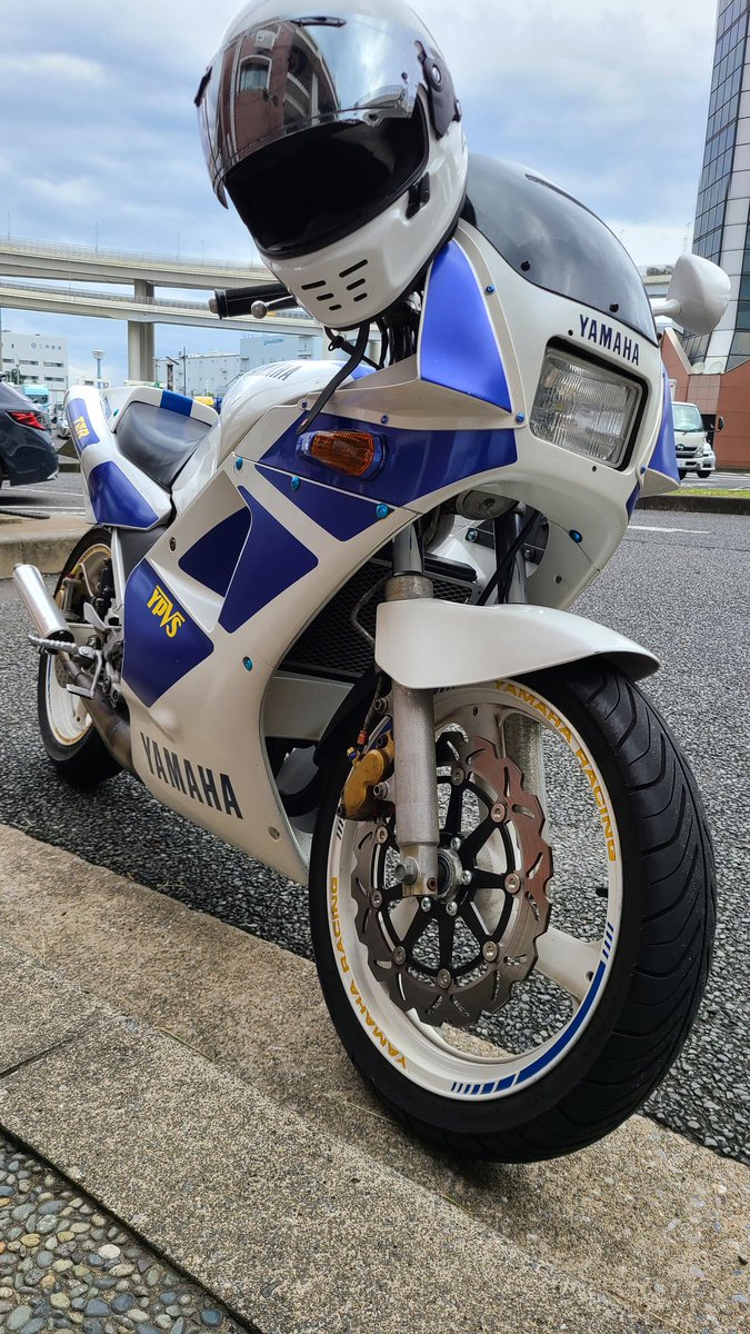KYDZXFap's tweet photo. TZR250増車しました✌
まーじで高校の時からずっっっと乗りたかった…
前オーナーさん丁寧にやってたのが伝わるいい単車っすわ！来シーズンに向けて諸々仕上げていく所存 https://t.co/OQC8EHv6TB