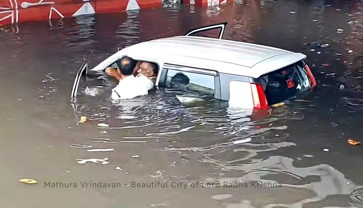 CityOfKrishna's tweet image. नया बस स्टैंड मथुरा में पानी में डूब रही गाड़ी में बैठे हुए लोगों को वहां मौजूद ट्रैफिक पुलिस ने बचाया।