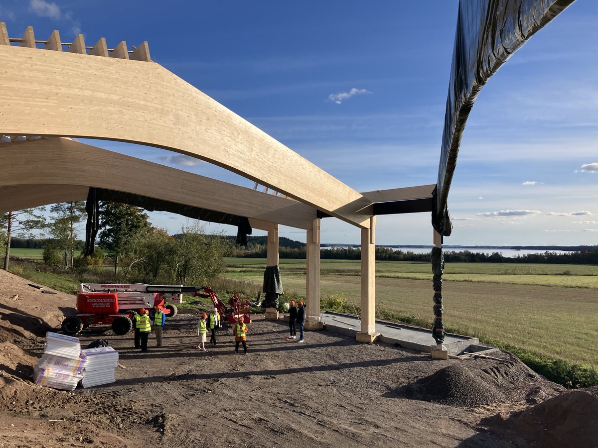 Säätiöiden yhteistyö tuo voimaa. Tasan vuosi sitten #JaalaAreena oli vielä avomallissa. Jaalan Kotiseutusäätiö, JEV-säätiö, Kollin säätiö ja #Kymin100-säätiö ovat tukeneet rakentamista. Viime kesänä ulkoilmanäyttämön yleisöluvut nousivat jo kymmeniintuhansiin. #säätiötekoja