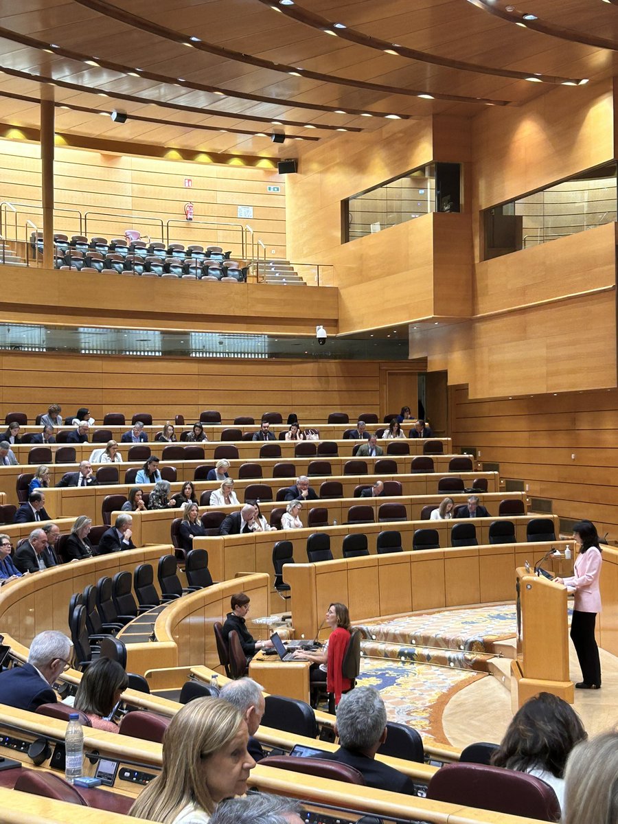 El <a href="/ppopular/">Partido Popular</a> en el Senado pide la comparecencia de la ministra <a href="/_anaredondo_/">Ana Redondo</a> 

Firman la petición 117 senadores. 

Pues así está la bancada del PP mientras comparece la ministra.

Interés por las víctimas ninguno. Solo show y ruido