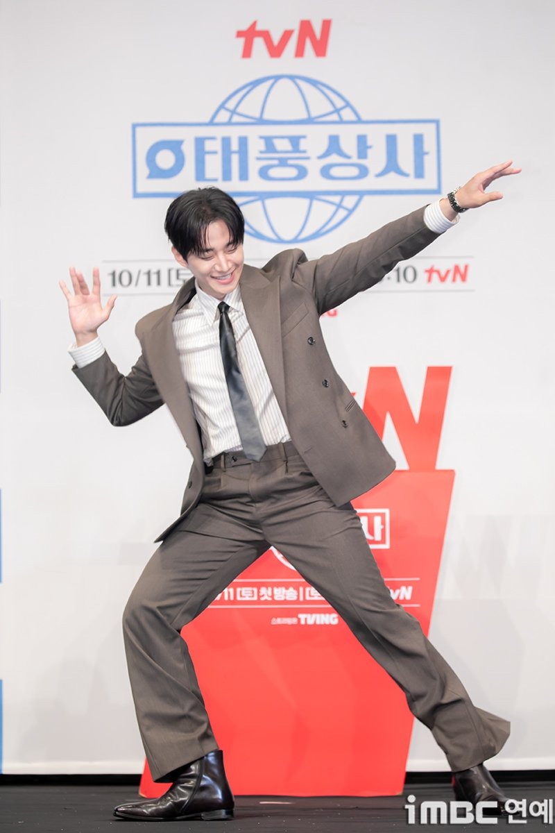 kdrama_menfess's tweet photo. BANG LU KENAPA??? WKWK DIA YG HEBOH, DIA SENDIRI YG MALU 😭🫵🏻 •kdm• https://t.co/o3IS9xvYaa