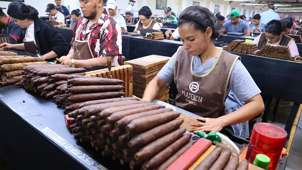 Ai làm ăn thì mới đọc

1. Bé Giáp bữa tâm sự với tui, dượng biết hem, chú A (một tỷ phú VN nổi tiếng về tài năng và đạo đức) không tốt như mình nghĩ đâu. Bạn con ra trường vào làm cho cty chú ấy, lương khởi điểm chỉ có 10 triệu thôi, chú ấy có tỷ đô mà