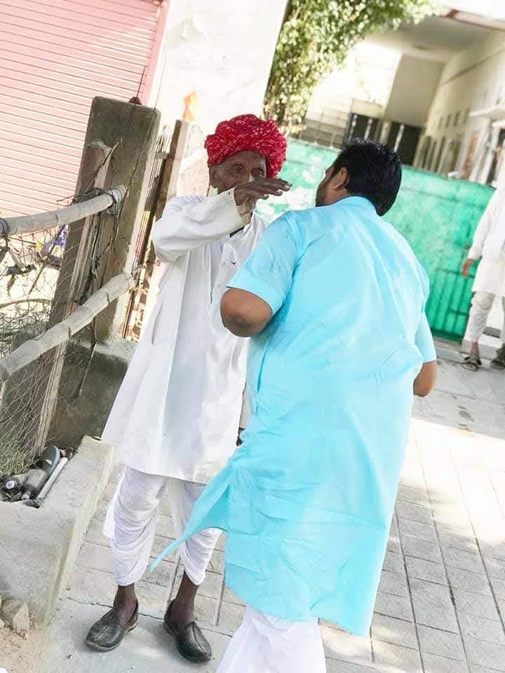 omsainiamer's tweet photo. बुजुर्गों का मान-सम्मान करना भारतीय संस्कृति की अनूठी परम्परा रही है। बुजुर्ग हमारी संस्कृति व सभ्यता के ध्वजवाहक हैं तथा इनका सम्मान हम सभी का कर्तव्य है। आइए, अंतर्राष्ट्रीय वृद्धजन दिवस के अवसर पर हम परिवार एवं समाज के सभी बुजुर्गों के प्रति सम्मान भाव रखने तथा उनकी सेहत व सुरक्षा का ख्याल रखने का प्रण करें। 

#InternationalDayOlderPerson