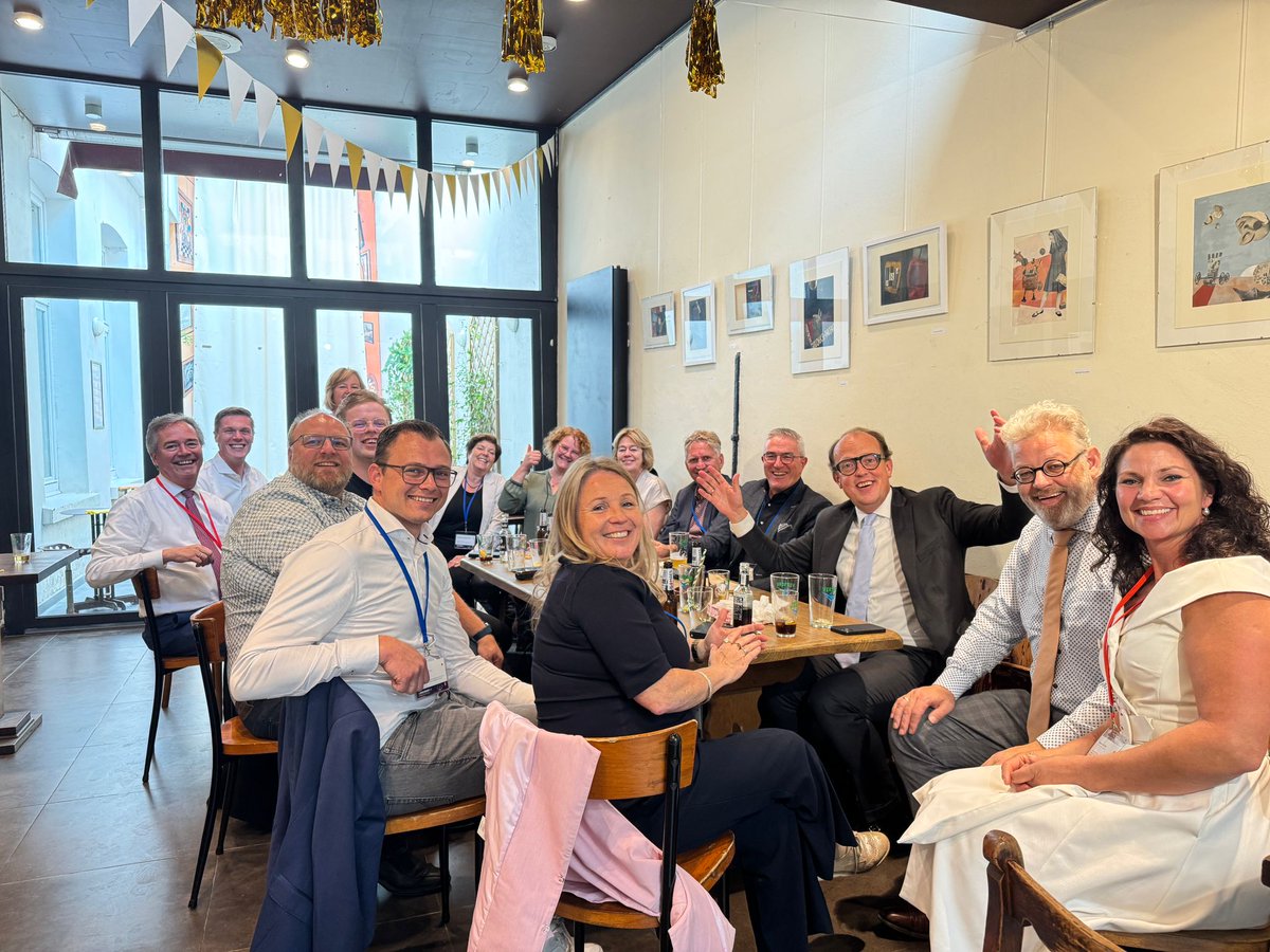 CDANH's tweet photo. Tijdens het IPO Jaarcongres in Brussel kwamen gisteren alle provincies weer samen. Voor CDA’ers is dat het moment om weer bij te praten onder het genot van een borreltje. Altijd gezellig!🥂
#IPO #congres #provincies #Brussel #CDA #borrel #interprovinciaaloverleg #jaarcongres https://t.co/6SHJdIlN3m