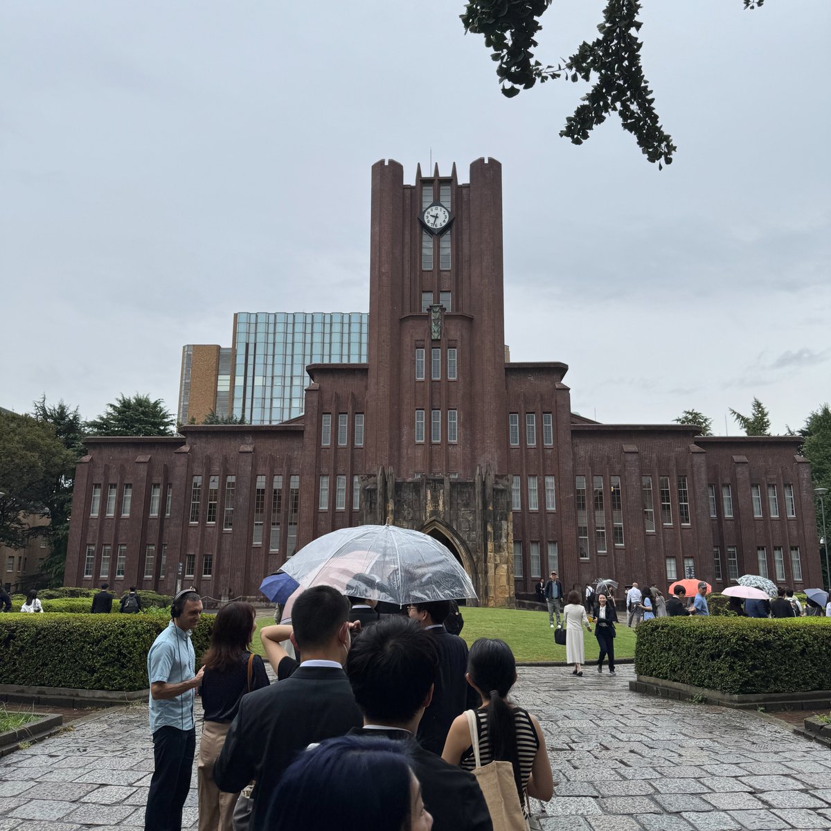 今日から東大の品川研で博士課程を始めることになりました。コンピュータサイエンスの分野で面白くてインパクトのある研究をしてPhDの取得を目指したいと思います。
これは写真撮影の列ができていた安田講堂。秋入学だから多分かなりの割合が留学生。