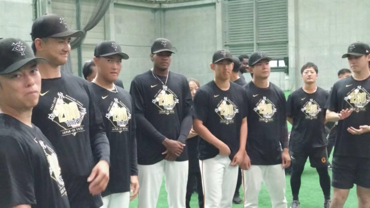 二軍・三軍の監督、コーチ、選手たちも田中将大投手200勝記念Tシャツを