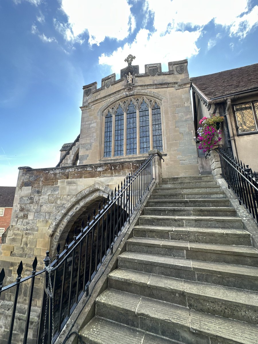 ENortonHistory's tweet photo. A visit to The Lord Leycester Hospital in Warwick, a stunning medieval survival. The chapel dates back to around 1123, while other surviving parts of the building are 15thC and 16thC. Robert Dudley, Favourite to Elizabeth I, established the hospital on the site in 1571 as a residence for wounded and poor former soldiers #lordleycesterhospital #historicwarwick #robertdudley