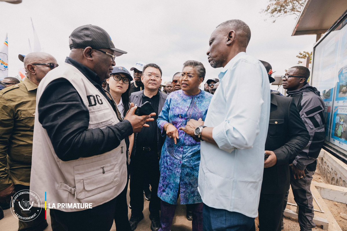 PrimatureRDC's tweet image. #KongoCentral 
30 septembre 2025| En itinérance dans le Kongo Central, la Première Ministre Judith Suminwa Tuluka a inspecté les travaux de modernisation de la route Manterne–Singini (RN12), un tronçon stratégique de 112 km dont la réalisation concrétise une promesse du Président…