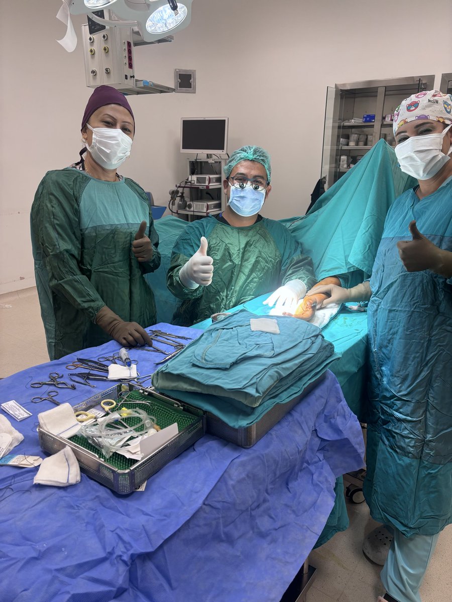 Ameliyathaneye çok az gelebiliyorum ama ameliyathaneyi çok özlüyorum. Tarsus Devlet Hastanesi’nde başarılı bir AV Fistül ameliyatı sonrası güzel bir poz🎉