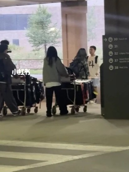 목격담 사진 뒷모습이랑 캐리어 보니까 용선 언니 맞는 것 같더