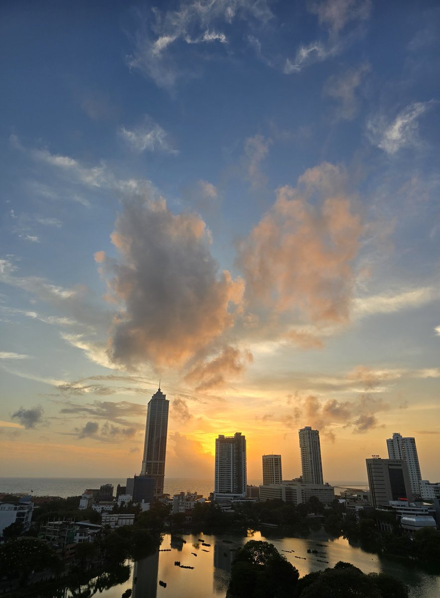 VraiRaymond's tweet photo. #ColomboSunsets https://t.co/EiyTNj7dP9