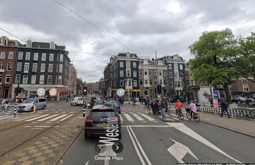 De Telegraaf heeft de linker foto geplaatst van het Westeinde in Amsterdam. Aan de rechterkant zie je dezelfde situatie volgens Google Maps. Gaat het om een heel andere straat of is fotoshoppen normaal geworden? 
    
  telegraaf.nl/binnenland/wee…
