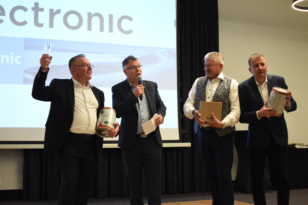 HectronicPolska's tweet photo. Hectronic Polska świętowała 25-lecie istnienia podczas uroczystego bankietu w hotelu Arche. Gościem specjalnym był Piotr Kuźniak, który zapewnił muzyczną oprawę pełną nostalgii i wzruszeń. Serdecznie dziękujemy naszym klientom, partnerom i pracownikom za lata współpracy. https://t.co/TD2ixvp9N8