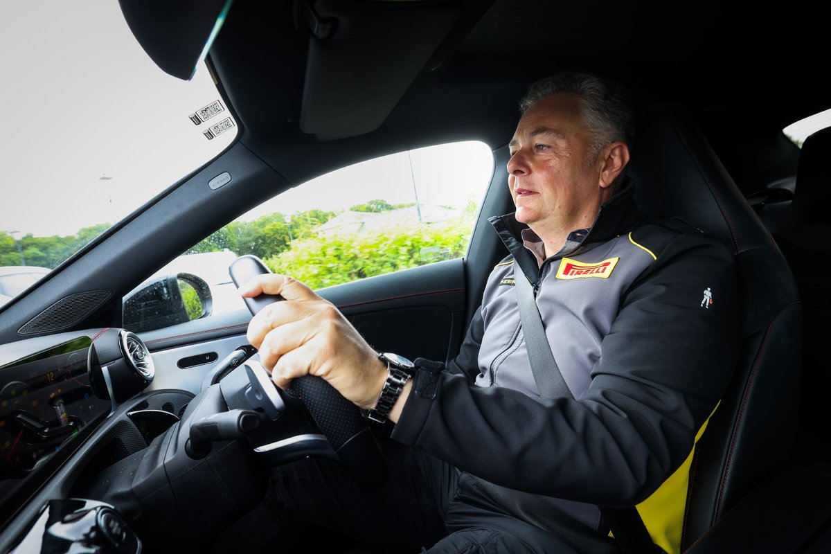 Avant de s’envoler pour le <a href="/F1SingaporeGP/">🇸🇬F1シンガポールGP現地情報🏁</a>, <a href="/Mario_Isola/">Mario Isola</a>, directeur de la compétition <a href="/pirellisport/">Pirelli Motorsport</a>, l’une des figures les plus appréciées du paddock <a href="/F1/">Formula 1</a>, a convié <a href="/autohebdo/">AUTOhebdo</a> à brûler de la gomme sur les routes de sa passion. Covoiturage à 1.4 bar de pression.
📸 DPPI / F. Gooden