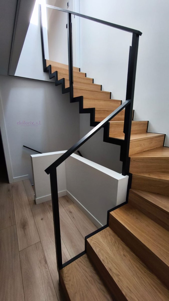 ekolorix's tweet photo. Escalera con diseño actual: Perfilería negra en zigzag con barandilla minimalista y peldaños de madera maciza 😍👌🏼
#ekolorix #reformas #pintura #decoración #decohogar #pintores #valencia #alaquas #empresa #vivienda #trabajos #reformaintegral #hogar #escalera https://t.co/O42dEus0Vz